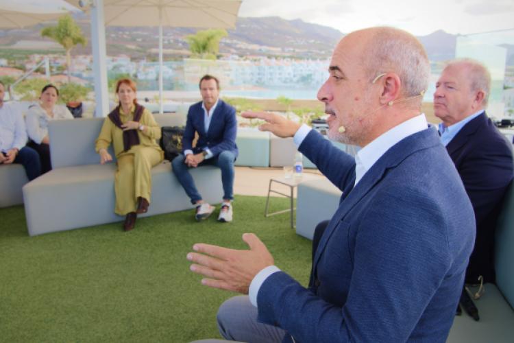 café expertos en adeje tenerife sobre sostenibilidad turística en las Islas Canarias dentro del proyecto Soy Canary Green impulsado por la AMTC Asociación de Municipios Turísticos Canarias